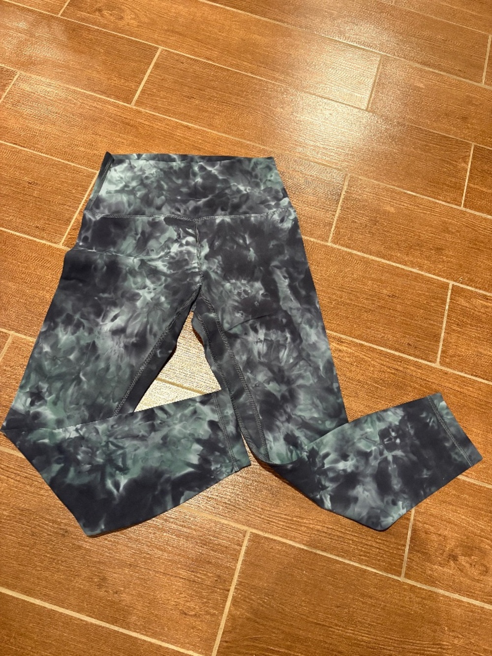 lululemon Align™ High-Rise Pant 25" size 6 diamond dye silver like new condition